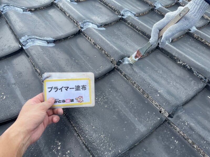 屋根塗装の様子です。シリコンのコーキング材が瓦止めとして打ってありましたので、下塗りの前に一つ一つ丁寧に刷毛でプライマーを塗布しました。