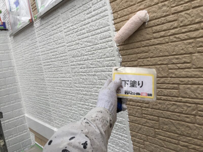 外壁下塗りの様子です。使用している水性SDサーフエポプレミアムという塗料には、防かび・防藻性も付与されており、キレイな仕上がり感をお求めのお客様に最適です。