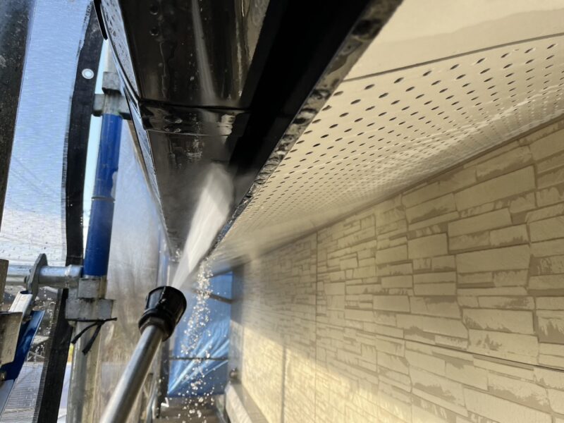 雨樋の高圧洗浄の様子です。<br />汚れが溜まりやすい裏側も洗浄していきます。