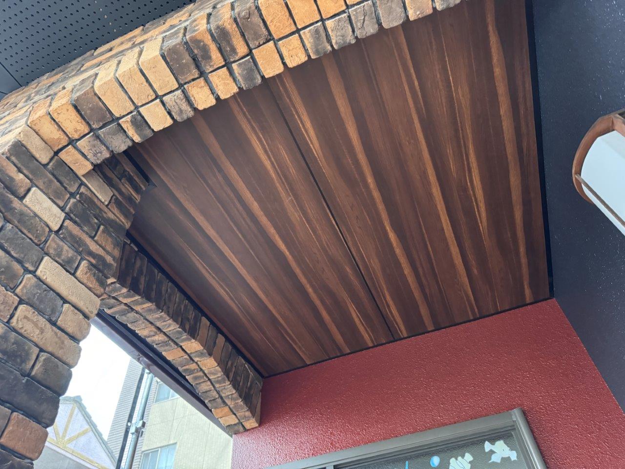 菊陽町T様邸外壁塗装、専用のおしゃれなボードを玄関の天井に貼り付けました。